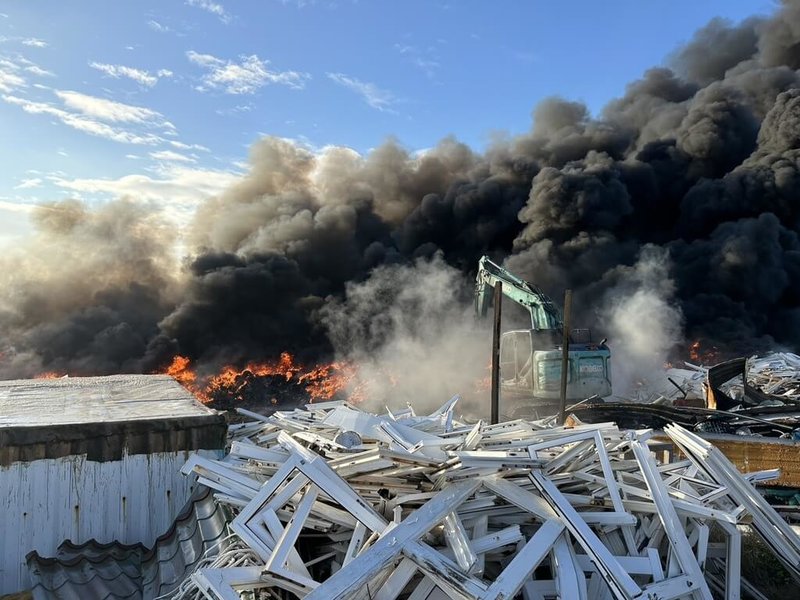 澎湖縣白沙鄉岐頭村一處資源回收場5日上午起火燃燒，冒出大量黑煙，澎湖縣消防局獲報出動人車前往灌救。（澎湖縣消防局提供）中央社  115年2月5日