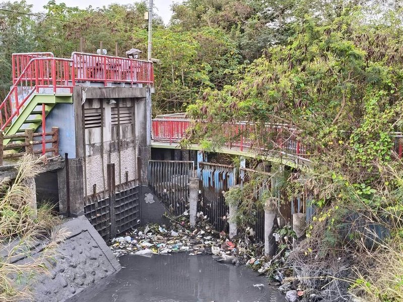 台東市68歲吳姓男子失聯8天，家屬推測可能掉落住家附近卑南大圳，相關單位4日晚間開始斷水展開搜尋，至5日上午仍無所獲。（陳金溪提供）中央社記者盧太城台東傳真　115年2月5日