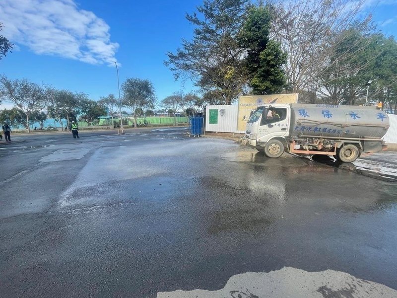 西半部空氣品質偏差，台中市政府表示，5日上午6時起，多個空品測站皆已達「橘色提醒」等級，已通知營建工地加強灑水等措施，降低人為污染排放源。（台中市政府提供）中央社記者郝雪卿傳真　115年2月5日