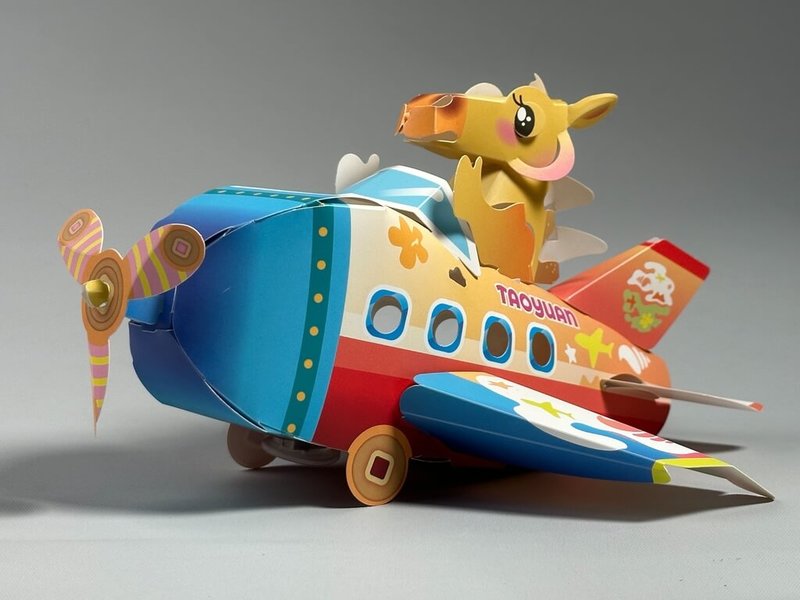 桃園市觀光旅遊局5日舉辦2026桃園燈會宣傳記者會，創意小提燈「馬上發」也亮相，結合了飛機造型，於燈會後還可當作存錢筒。（桃園市觀旅局提供）中央社記者葉臻傳真　115年2月5日