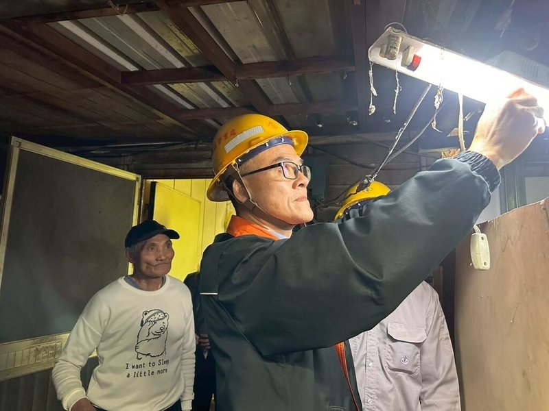 台電台東區處結合專業所長，與一粒麥子基金會共同推動「居家簡易電路檢修服務」，近日協助長者更換燈具、插座與線路檢查，並進行用電安全宣導，從細節著手守護居家安全，實質降低長者用電風險。（台電提供）中央社記者盧太城傳真　115年2月5日