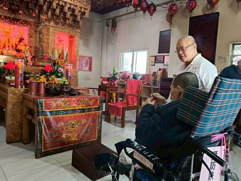 澎湖縣1名癌末病患日前在衛福部澎湖醫院護理團隊與家屬陪伴下，順利前往安宅南天聖天宮參拜還願，場面溫馨感人。（澎湖醫院提供）中央社　115年2月5日