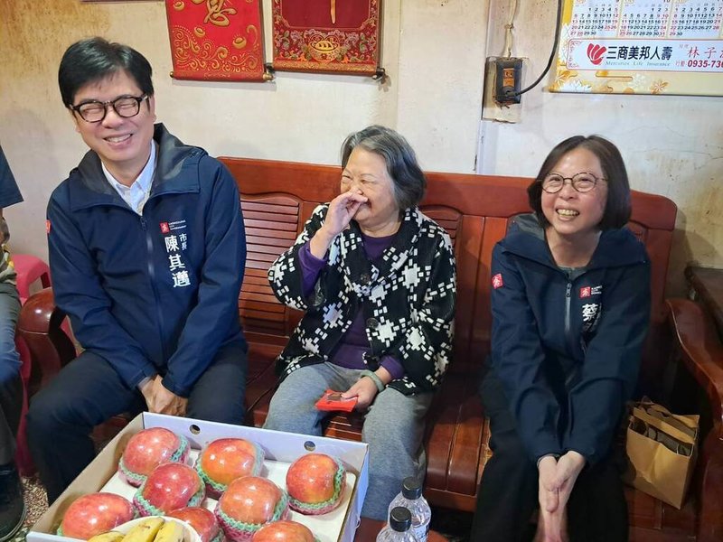 農曆春節將至，高雄市長陳其邁（左）5日前往大寮區拜訪獨居長輩，關心長輩們的健康狀況，並帶來年節禮盒，祝賀長輩平安健康過好年。（高雄市社會局提供）中央社記者張已亷傳真　115年2月5日
