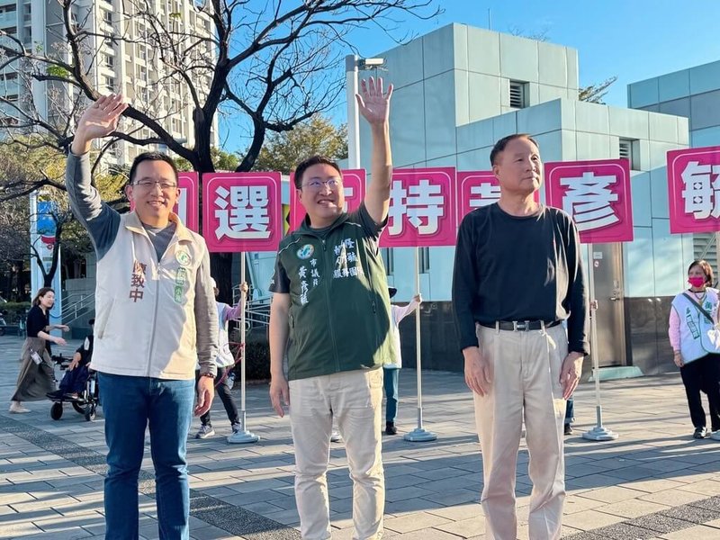 爭取連任的民進黨高雄市議員黃彥毓（中）5日傍晚走上街頭在路口積極拜票，前議員陳致中（左）等人現身支持。（黃彥毓團隊提供）中央社記者蔡孟妤傳真　115年2月5日