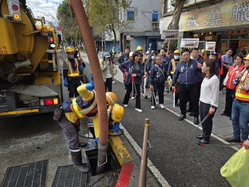 台北市日前出現漢他病毒死亡病例引關注，環保局5日結合12個行政區同步舉辦環境清潔週誓師活動，號召市民共同落實戶內外環境清潔。（台北市環保局提供）中央社記者陳昱婷傳真　115年2月5日