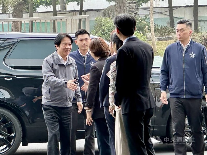 總統賴清德（左）5日上午前往彰化縣芳苑鄉一間紡織公司和紡織業者座談。賴總統表示，希望大家能夠支持政府、支持國家，一起攜手前進，國家一定可以越來越好。中央社記者鄭維真彰化攝　115年2月5日