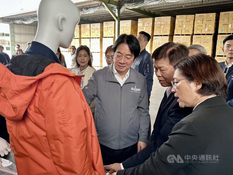 總統賴清德（前右3）5日在彰化縣長王惠美（前右）等人陪同下，參訪聚隆纖維股份有限公司芳苑廠，並與紡織產業座談，傾聽業界心聲。中央社記者鄭維真攝　115年2月5日