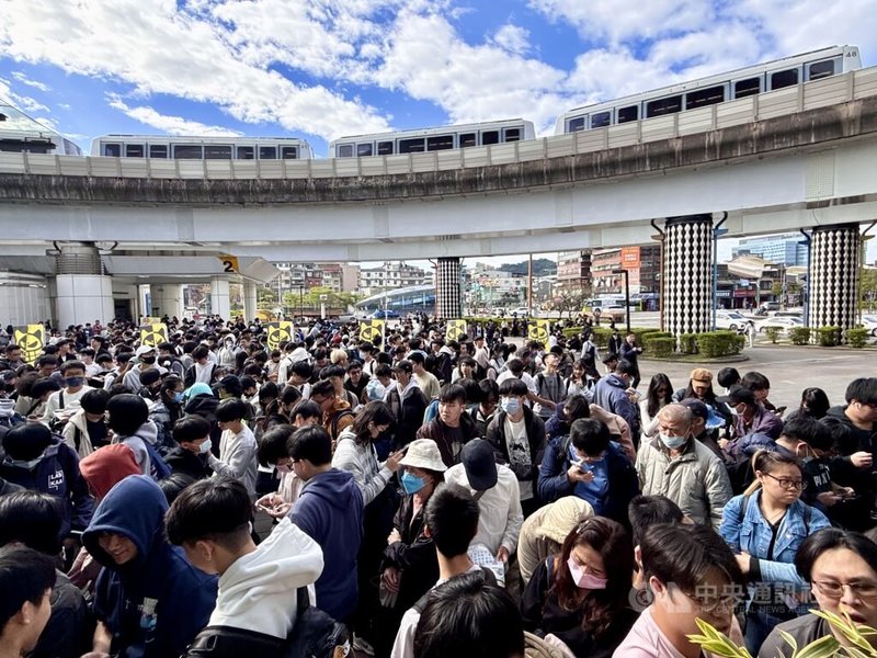2026台北國際動漫節5日起在南港展覽館1館開跑,除會前預售票較往年成長約15%,開放入場前排隊人潮估計達3萬、4萬人。中央社記者王飛華攝 115年2月5日