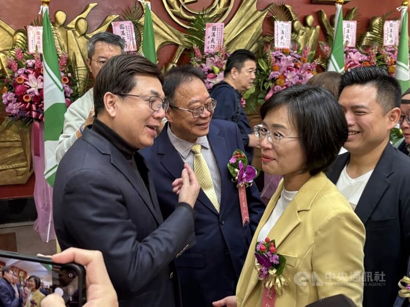 新北市議會民進黨團5日舉行總召集人暨幹部交接典禮，民進黨新北市長參選人蘇巧慧（前右）與有意代表國民黨參選的新北市副市長劉和然（前左）互動交談。中央社記者曹亞沿攝　115年2月5日