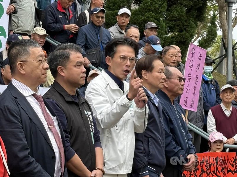 台灣民眾黨不滿政院未依法編列警消退休金預算，5日由黨主席黃國昌（前左3）與數百名退休警消前往台北高等行政法院遞狀提起團體訴訟。黃國昌表示，這是有史以來人數最多、規模最大的團體訴訟，並保證會陪大家走到最後，直到退休警消人士重拾合法權益。中央社記者林長順攝　115年2月5日