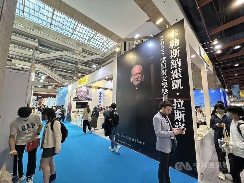 台北國際書展5日進入第3天，聯合文學以新科諾貝爾文學獎得主卡勒斯納霍凱（Laszlo Krasznahorkai）的形象照作為主視覺，意象鮮明。中央社記者邱祖胤攝　115年2月5日