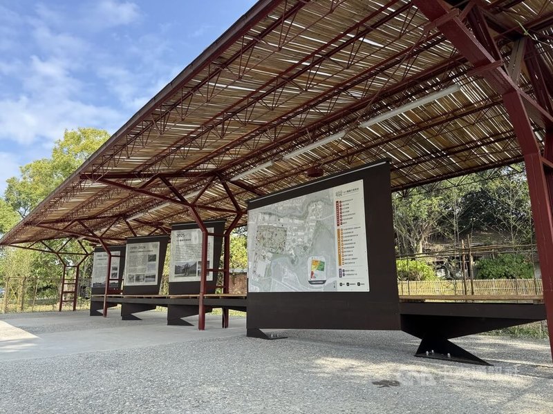雲林縣政府執行「斗六糖廠竹創基地景觀營造計畫」，總經費約新台幣1億2700萬元，整體規劃採取「低度介入、減法設計」原則，竹創基地5日正式開幕。圖為舊候車棚改造為解說站。 中央社記者姜宜菁攝　115年2月5日