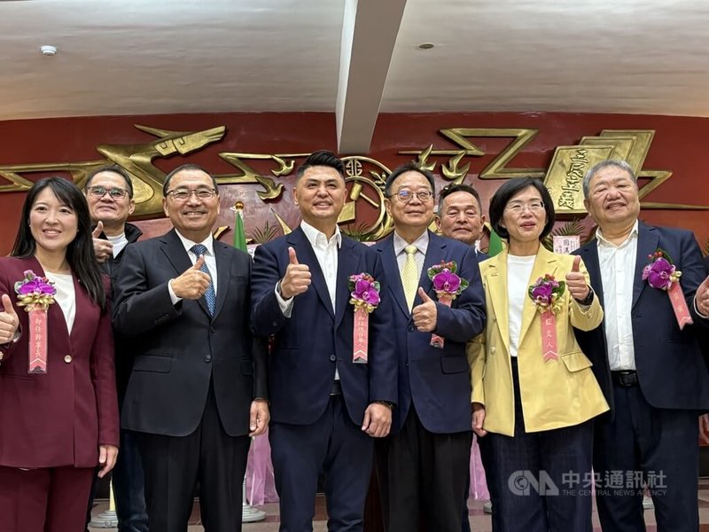 新北市議會民進黨團5日舉行總召集人暨幹部交接典禮，新總召陳永福（前右3）走馬上任，包含新北市長侯友宜（前左2）、民進黨新北市黨部主委蘇巧慧（前右2）、議長蔣根煌（右）等人出席見證。中央社記者曹亞沿攝　115年2月5日
