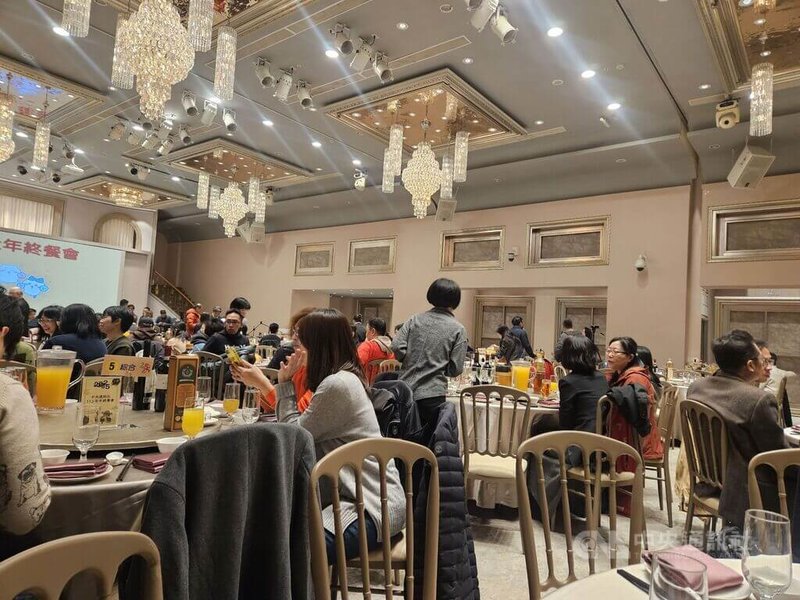 忘年會、春酒竟藏腦溢血危機！醫師5日指出，由於餐後生理反應與聚餐情境的多重加乘，加上天氣變化造成血管再收縮，或是血糖因素帶來的內分泌影響血管循環，多重因子加乘導致腦溢血風險，呼籲民眾理性飲酒，出現暈、悶應立即送醫。圖為尾牙示意畫面。中央社記者陳婕翎攝　115年2月5日