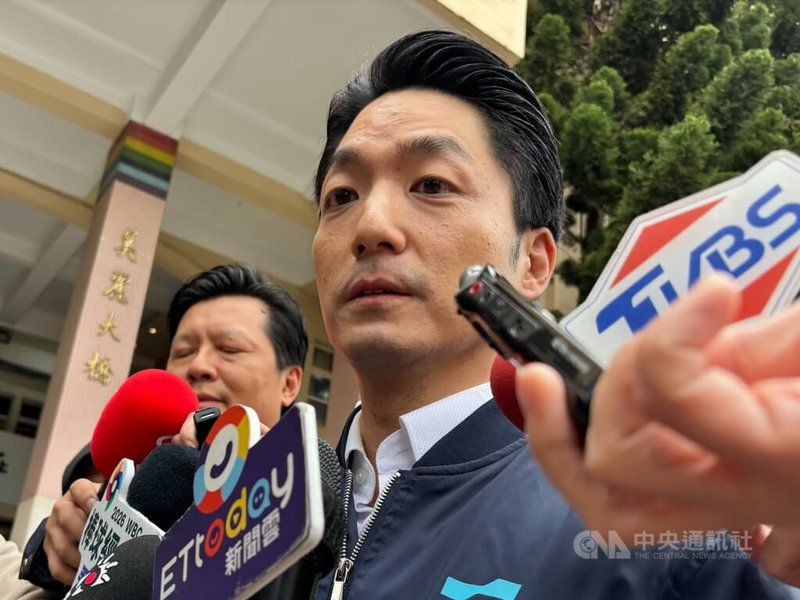 台北市長蔣萬安（前）於視導後受訪。中央社記者陳昱婷攝　115年2月5日