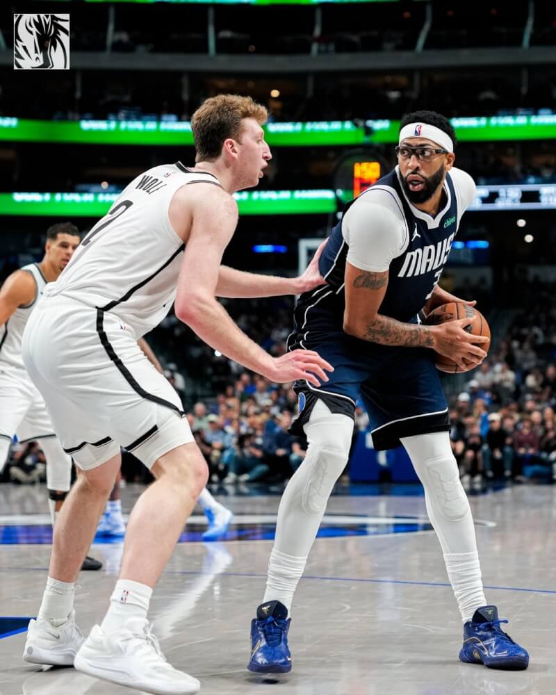 圖右為NBA達拉斯獨行俠前鋒戴維斯。（圖取自x.com/dallasmavs）