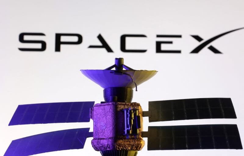 圖為SpaceX 標誌和微型衛星模型。（路透社）