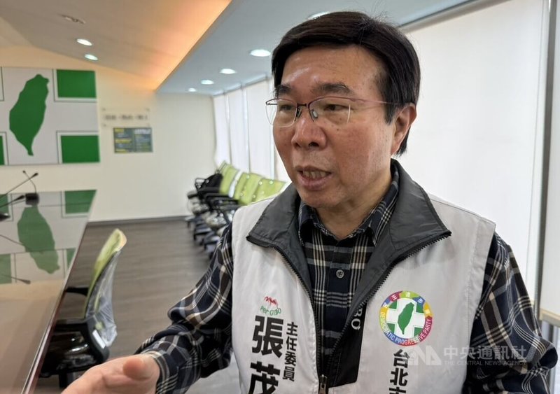 民進黨台北市議員陳怡君涉詐領助理費、收賄，一審遭判刑，民進黨廉政會決議停權；民進黨台北市黨部主委張茂楠（圖）5日受訪時說，將退回初選登記文件及費用，若陳怡君脫黨參選，將由黨中央的評委會進行討論。中央社記者劉建邦攝　115年2月5日