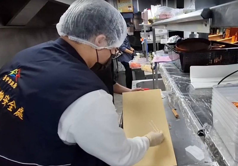 台中市一家日式餐廳疑發生食物中毒事件，市府食安處獲報派員前往稽查，現場採集環境及食物等相關檢體送驗。（民眾提供）中央社記者趙麗妍傳真　115年2月5日