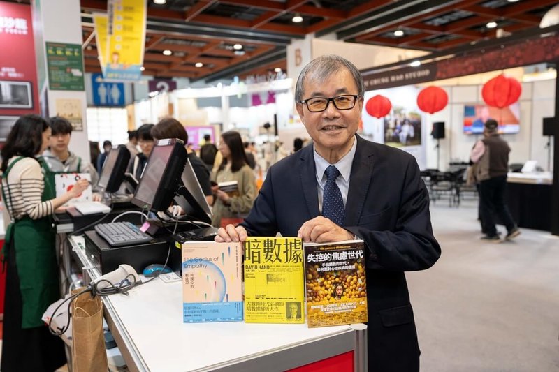 教育部長鄭英耀（圖）5日走訪2026台北國際書展，現場選購「失控的焦慮世代：手機餵養的世代，如何面對心理疾病的瘟疫」等書籍。（教育部提供）中央社記者陳至中台北傳真　115年2月5日