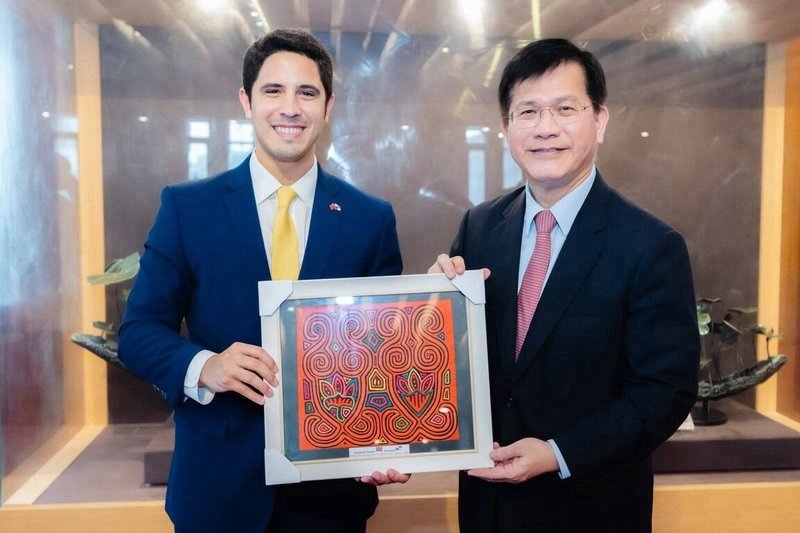 外交部長林佳龍（右）5日午宴巴拿馬議員團，巴拿馬國會議員兼「對中政策跨國議會聯盟」（IPAC）執行秘書培瑞斯（José Antonio Pérez，另譯：培瑞茲，左）致贈巴國特色紀念品。（外交部提供）中央社記者楊堯茹傳真 115年2月5日