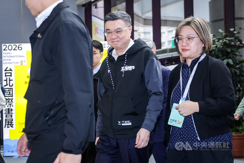 行政院長卓榮泰（中）5日下午由民進黨立委陳培瑜（右）等人陪同，前往參觀2026台北國際書展。中央社記者裴禛攝　115年2月5日