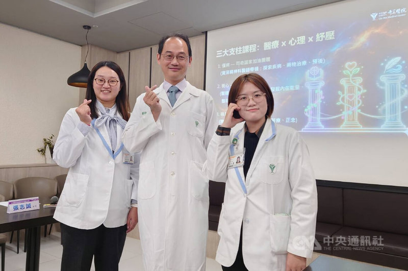 奇美醫院精神醫學部成癮防治科主任張志誠（中）5日在院內衛教宣導會表示，思覺失調症患者照顧者可透過家屬支持團體得到不少實質幫助。中央社記者楊思瑞攝　115年2月5日
