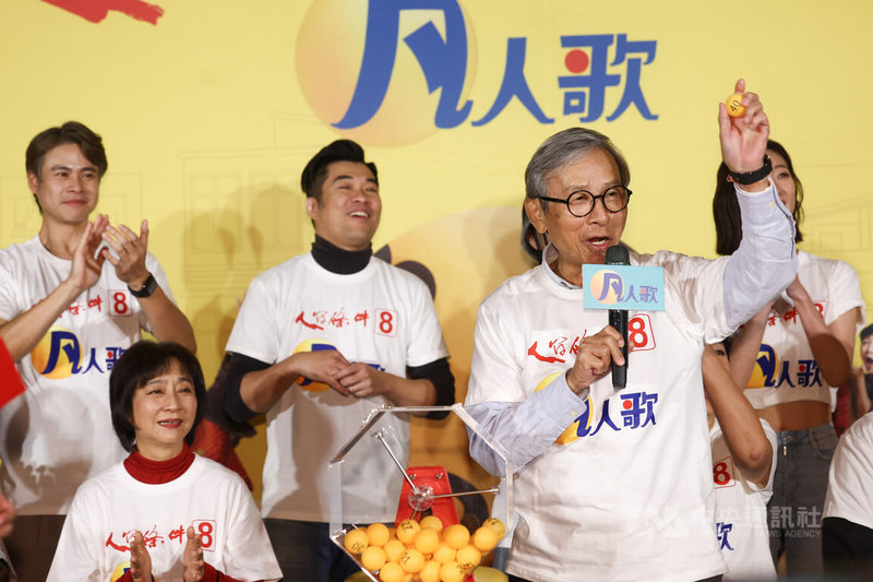 綠光劇團5日舉行記者會，宣傳舞台劇「人間條件八－凡人歌」2026年全台巡演，編導吳念真（前右）呼應劇中主題在會中玩起樂透抽獎活動，與現場媒體同樂。中央社記者王騰毅攝  115年2月5日