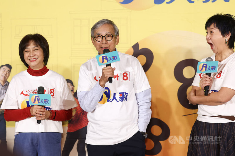 綠光劇團5日舉行記者會，宣傳舞台劇「人間條件八－凡人歌」將展開全台巡演，編導吳念真（中）與演員楊麗音（左）、王琄（右）出席，吳念真在分享本劇的創作發想時，透露自己常買樂透做發財夢，笑說因為到了這個年紀，除了買彩券大概沒什麼機會發財了。中央社記者王騰毅攝　115年2月5日