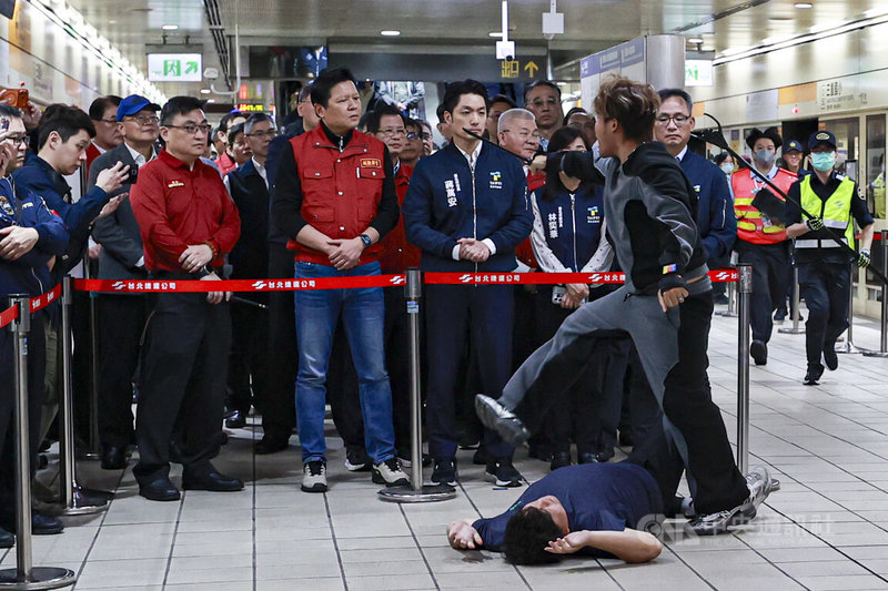 台北市與新北市政府共同在捷運三重國小站、大橋頭站演練無差別攻擊事件，模擬歹徒在站內無差別攻擊民眾後搭乘捷運並挾持旅客，過程逼真。中央社記者鄭清元攝　115年2月5日