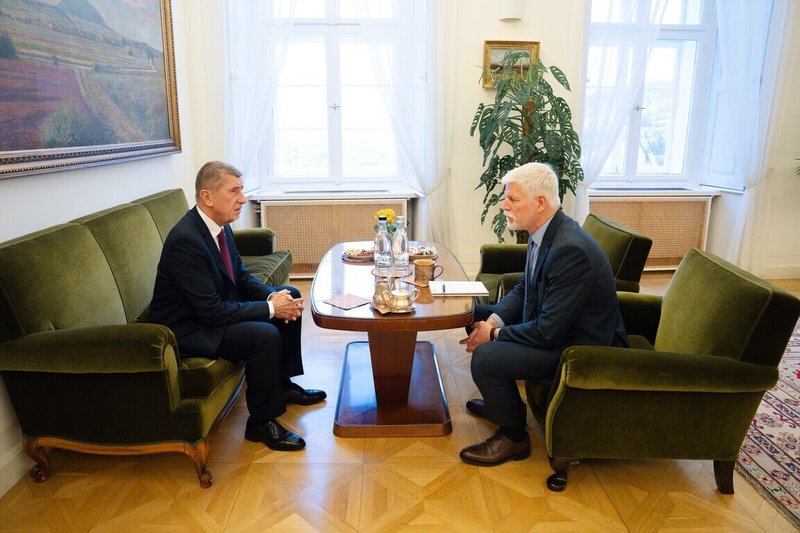 捷克總統帕維爾（右）與總理巴比斯（左）4日在布拉格城堡會面，就近期政治爭議交換意見。（捷克總統府提供）中央社記者劉郁葶布拉格傳真　115年2月5日
