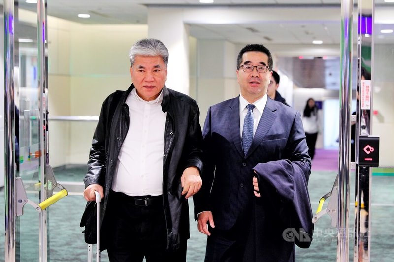 國民黨副主席蕭旭岑（右）4日晚間率團自中國返台，他表示，此行成果豐碩，未來若國民黨能夠有機會重返執政，一定會重啟雙向、平等、互惠的交流。中央社記者吳睿騏桃園機場攝　115年2月4日