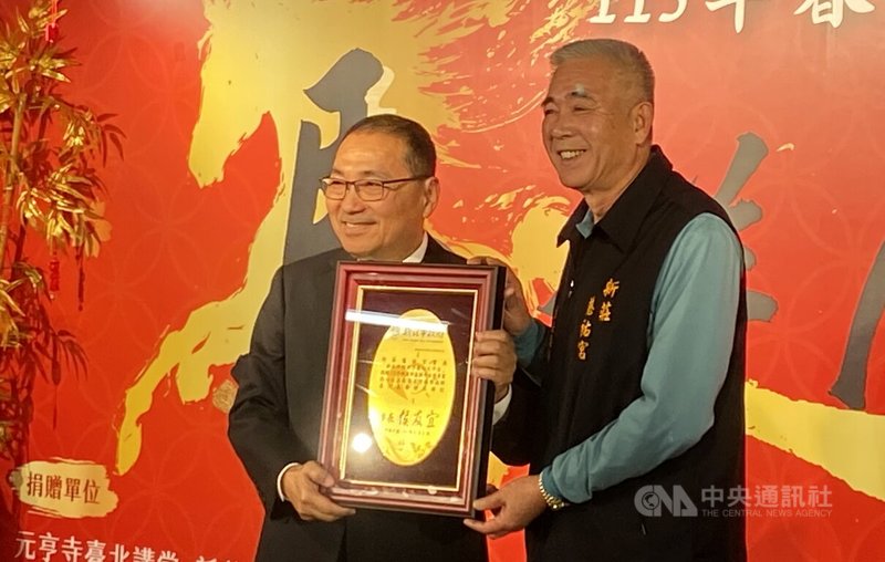 新北市府社會局5日舉行記者會表示，市府準備2000份「平安袋」於春節期間提供平安服務。市長侯友宜（左）致贈感謝狀給提供資源的新莊區慈祐宮主委陳圓光（右）。中央社記者黃旭昇攝  115年2月5日