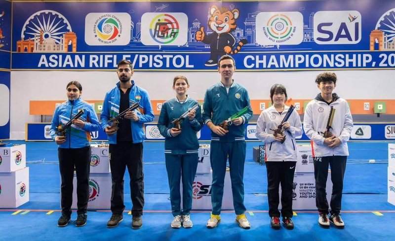 台灣19歲射擊新星鄭晏晴（右2）5日攜手隊友謝翔宸（右），出征在印度舉行的2026亞洲手槍步槍射擊錦標賽，成功拿下10公尺空氣手槍混雙銅牌。（教練郭孟熙提供）中央社記者陳容琛傳真　115年2月5日