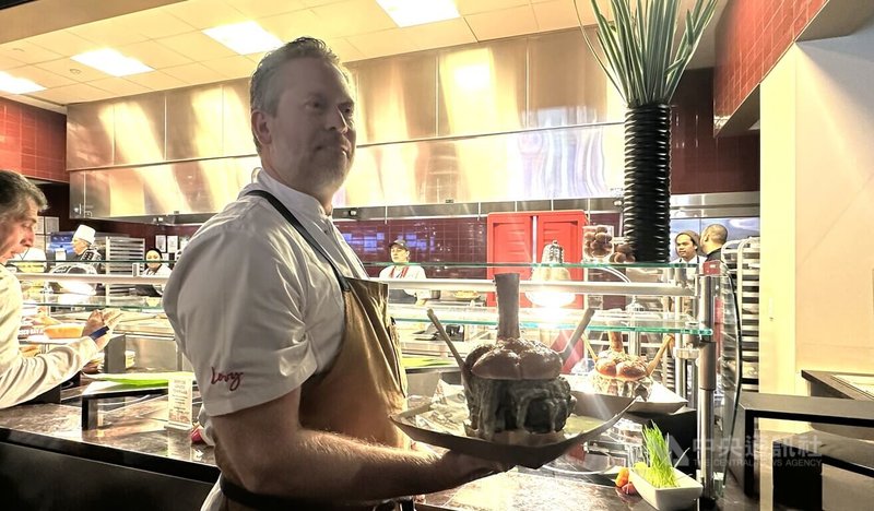 第60屆超級盃球場將可見到重達近1.6公斤的巨無霸漢堡，採用加州起司和牛肉製作。中央社記者張欣瑜舊金山攝　115年2月5日