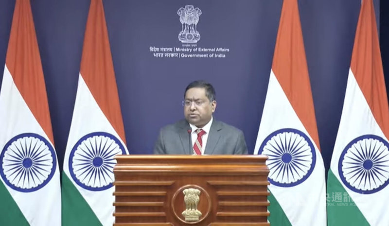美國總統川普（Donald Trump）聲稱印度總理莫迪（Narendra Modi）同意停止採購俄羅斯石油，因此將關稅降到18%，印度外交部發言人賈斯瓦（Randhir Jaiswal）（圖）今天在記者會中表示，政府最重視的是要保障14億人口能源安全。中央社記者李晉緯新德里攝　115年2月5日
