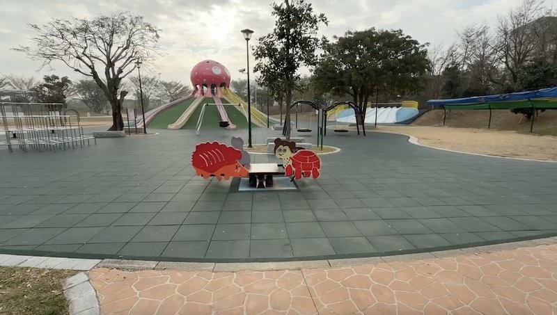 2名年輕男子日前將電動機車騎進苗栗市貓裏喵親子公園來回「翹孤輪」，還把機車前輪壓在遊具上玩共乘翹翹板，過程遭民眾拍下po網。苗栗市公所5日說，將報請警方追查行為人並通知到案說明。（民眾提供）中央社記者管瑞平傳真　115年2月5日