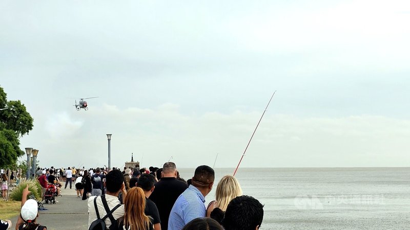 阿根廷民眾4日聚集在首都布宜諾斯艾利斯拉普拉塔河岸，觀賞西班牙空軍直升機特技小組Patrulla ASPA 的空中展演。中央社記者黃韻如布宜諾斯艾利斯攝　115年2月5日