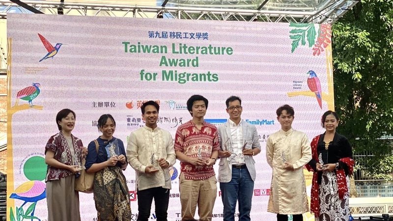 越南教授陳明合（右3）的作品「生命力」、「淤泥」分別獲2024年、2025年移民工文學獎評審獎暨青少年評審推薦獎。他訪談許多在台移民工群體，描述失聯移工、新住民二代的內心糾結與現實困境。（陳明合提供）中央社記者曾婷瑄河內傳真　115年2月5日