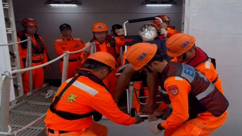 1艘東港籍漁船日前於鵝鑾鼻東南97浬處作業，船上1名船員意外受傷，無法行動且傷情緊急，海巡出動正在東南海域執行巡邏勤務的4000噸級雲林艦馳援，順利將傷者接駁登艦，由艦上醫官初步診療並給予適當照護。（海巡署艦隊分署南部地區機動海巡隊提供）中央社記者張已亷傳真　115年2月5日