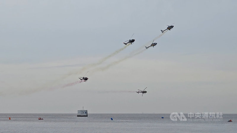 西班牙空軍直升機特技小組Patrulla ASPA 4日在阿根廷首都布宜諾斯艾利斯的河口空域展演，以紅黃兩色煙霧進行編隊飛行，紀念1926年西班牙水上飛機「Plus Ultra」橫跨大西洋抵達阿根廷的百年歷史。中央社記者黃韻如布宜諾斯艾利斯攝 115年2月5日