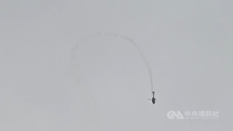 西班牙空軍直升機特技小組Patrulla ASPA在阿根廷首都布宜諾斯艾利斯上空進行高速升降飛行展示。中央社記者黃韻如布宜諾斯艾利斯攝 115年2月5日