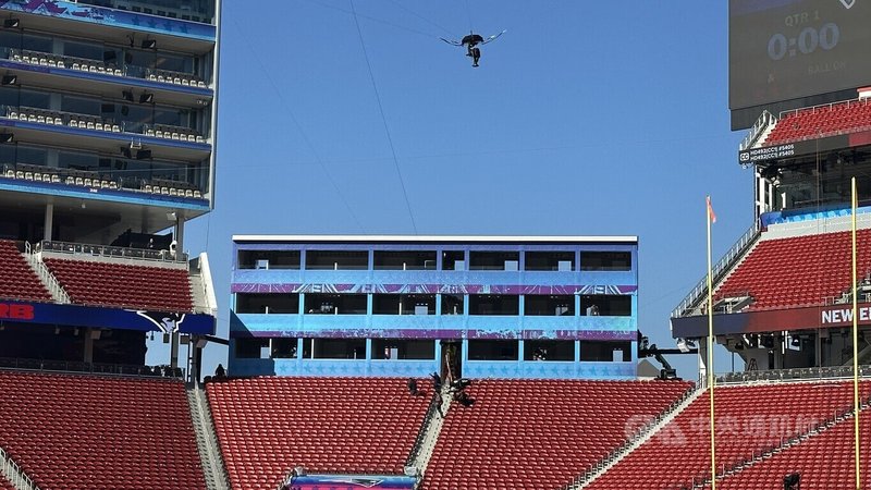 第60屆超級盃8日登場，NFL搭建3層樓建築（中）供媒體轉播。中央社記者張欣瑜舊金山攝　115年2月5日