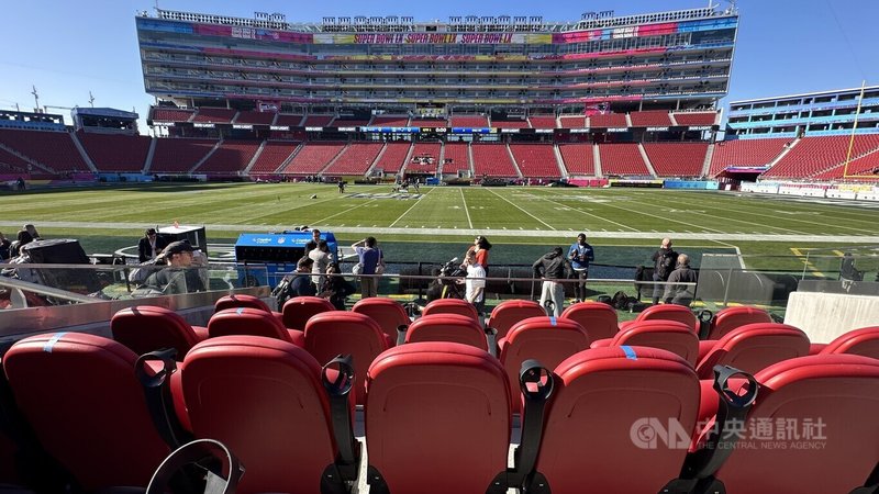 全美商業價值最高的單場體育賽事超級盃8日將登場，8萬平方英尺草皮全面換新。中央社記者張欣瑜舊金山攝　115年2月5日