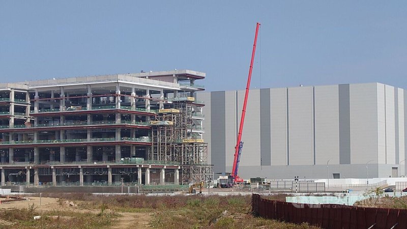 嘉義科學園區二期開發案環評過關，嘉科一、二期加總起來面積達170餘公頃。圖為一期興建中的台積電先進封裝廠。中央社記者蔡智明攝　115年2月5日