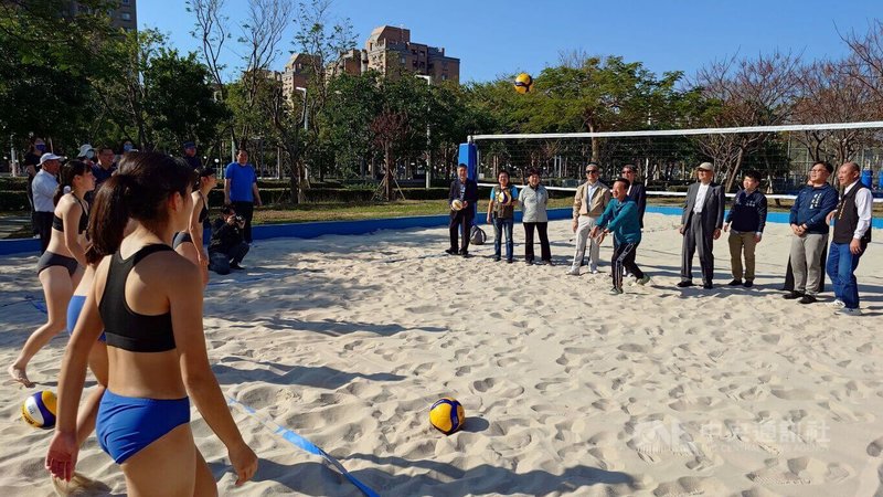 財團法人大眾教育基金會捐助永慶高中新台幣50萬元，聯手嘉義縣政府打造嘉義地區首座校園沙灘排球場，5日舉行啟用典禮，出席來賓下場與選手打沙灘排球。中央社記者蔡智明攝　115年2月5日