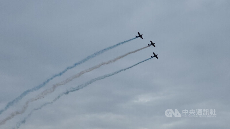 阿根廷空軍B-45教練機4日在布宜諾斯艾利斯拉普拉塔河口上空進行飛行展示，並噴出藍白兩色煙霧，迎接西班牙空軍造訪。中央社記者黃韻如布宜諾斯艾利斯攝 115年2月5日