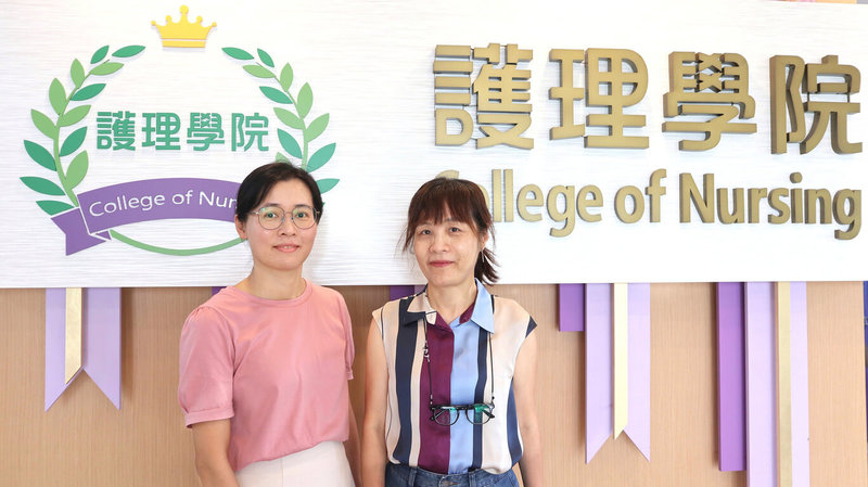 陽明交通大學護理學院院長簡莉盈（右）、博士生黃秀雲（左）共同進行研究，指出每天15分鐘腹部按摩可減輕腹脹、便秘等症狀，登上期刊國際護理研究（International Journal of Nursing Studies）。（陽明交大提供）中央社記者陳至中傳真　115年2月5日