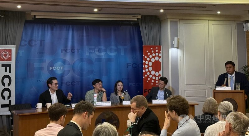 泰國2月8日將舉行大選，泰國外籍記者俱樂部（FCCT）5日晚間舉行選前論壇，邀請學者、專家分析選情。中央社記者李宗憲曼谷攝　115年2月5日