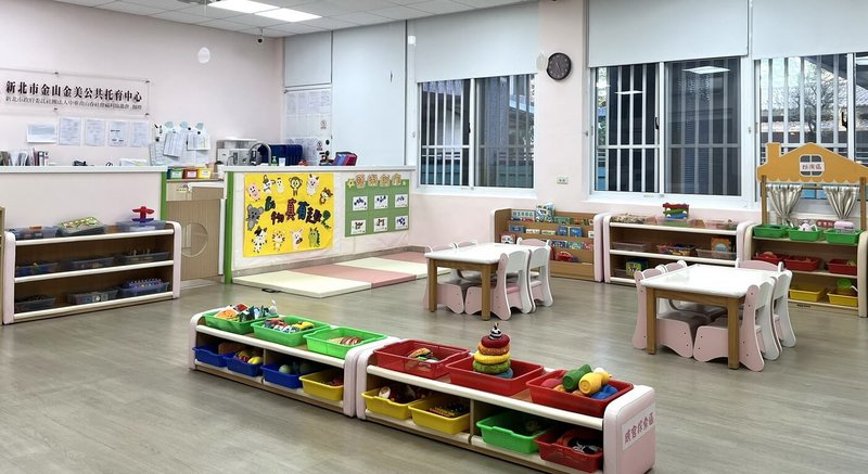 新北市教育局表示，為回應市民托育與社福需求，持續盤點校園餘裕空間活化使用，15年來累計超過2600間教室轉化為托育、親子與樂齡設施等。圖為金山區金美國小公共托育中心。（新北市教育局提供）中央社記者黃旭昇傳真　115年2月5日